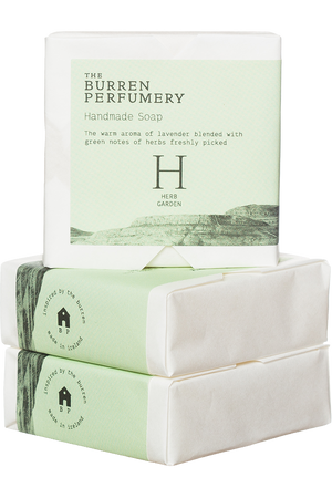 The warm aroma of lavender blended with green notes of herbs freshly picked scent this bar soap